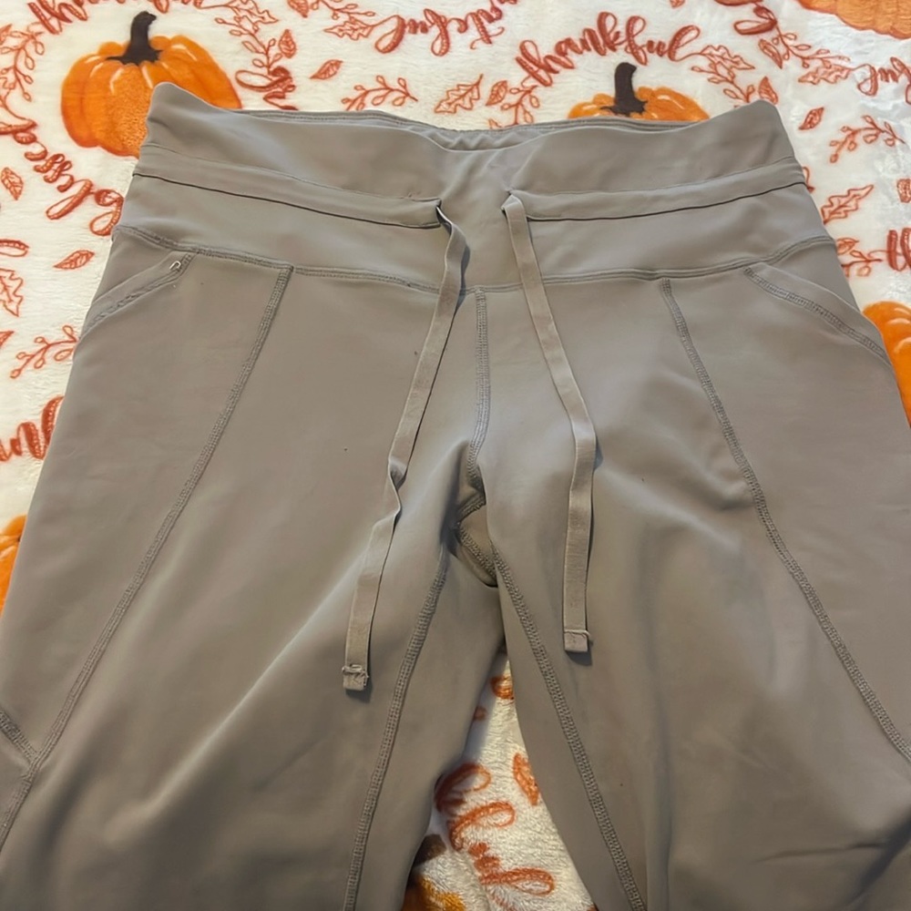 Grey legging pants with draw string cropped with side pockets